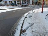 Řidič autobusu poškodil několik sloupků u vjezdu na náměstí. Oznámení přijala Policie ČR, která věc šetří.