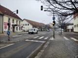 Výpadek semaforů. Přechod u Kotvičky je v úterý bez obsluhy. Chodci musí počkat, až je někdo pustí přes rušnou silnici.