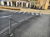 Hrazení u vjezdu na náměstí opět dostalo zásah. Zůstává už poslední řetěz.