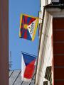 Na radnici visí tibetská vlajka, je každoroční mezinárodní kampaň konaná vždy 10. března na výročí Tibetského národního povstání, jejímž cílem je poukázat na porušování lidských práv v Tibetu.