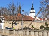 Pohled na kostel od soutoku již nikdy nebude jako dřív... Začalo kácení dřevin před začátkem rekonstrukce náměstí a přilehlých ulic.