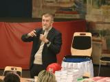 Andrej Babiš navštívil Velké Meziříčí. Kritizoval vládu a média, diskutoval se svými voliči a polemizoval s mladými studenty o Ukrajině.