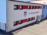 Aby nenaráželi kapotou do fasády, tak před klubovnu FCVM nainstalovali parkovací zábrany.