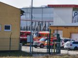 Hasiči z Velkého Meziříčí a Měřína dnes dopoledne cvičili zásah při požáru v elektrické rozvodně na Třebíčské ulici.