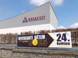 Po městě se již rozvěšují plachty s upoutávkou na charitativní akci MUZIKANTI DĚTEM, která letos proběhne 24. 5. 2025.