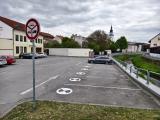 Na parkovišti za Kooperativou na Třebíčské vyznačili místa pro časově omezené parkování.