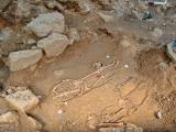 U kostela nachází archeologové jednu kostru za druhou.