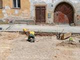 Archeologové bádají již také v ulici Komenského.