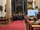 Vlámská fotografka Lieve Blancquaert při svých cestách zachytila dívky a ženy ve výjimečných okamžicích. Sbor Tiburtina Ensemble objevil stejná témata v gregoriánském chorálu, v lidových písních z Moravy. Výjimečný koncert hostil v pátek meziříčský kostel
