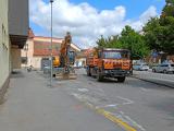 Těžká technika je již zaparkovaná na parkovišti na Novosadech u Kotvičky.