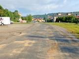 Na příjezdové cestě na parkoviště do Svitu se díky vysoké teplotě roztekl asfalt. Technické služby komunikaci pohodily pískem.