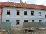 Římskokatolická farnost Velké Meziříčí zahájila velkou opravu domu u Špitálku na Komenského ulici, kterou v roce 2024 město směnilo za pozemky farské zahrady ve Svitu.