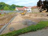 Při rekonstrukci náměstí se buduje u výjezdu z náměstí obrovská podzemní nádrž na zachycení vody.