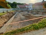 U výjezdu z náměstí pokračuje budování obrovské podzemní nádrže na zachycení vody.