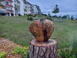 Park na Hliništích zdobí dřevěné srdce. Autorem je pan Josef Matějíček.