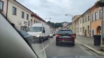 VELKÉ MEZIŘÍČÍ: INOFORMACE K RANNÍ DOPRAVĚ OD ČTENÁŘE: Kvůli výkopu v ulici U Bašty byla kolona v 5.45 od Koníčka až po Sokolovskou. Některá auta, která projela na zelenou musela couvat, aby udělala místo na projetí, když už sami neměli kvůli koloně kam j