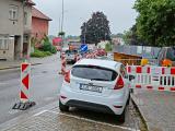 Celkem často se stává na semaforech u stavby na Novosadech, že auta jedoucí na zelenou neprojedou celý úsek, protože jsou zastaveny kolonou aut z následující světelné křižovatky Sokolovská - K Novému nádraží. A následně dojde k zastavení provozu.