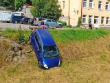 Auto zaparkované na parkovišti ve Svitu skončilo v korytě řeky Balinky.