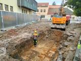 Na parkovišti u Kotvičky (Novosady) byl ukončen záchranný archeologický průzkum a začalo se pracovat na rekonstrukcí náměstí.
