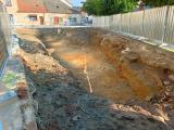 Po archeologickém výzkumu u Kotvičky na Novosadech byla vybagrována velká díra pro další vsakovací objekt.