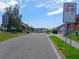 Na vrcholu kopce se u příjezdu do lokality Hliniště bude stavět zpomalovací retardár.