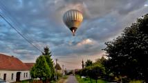 Balón letící nad malebnou osadou Cyrilov
