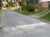 Ulice Ke třem Křížům - Vybagrují, zasypají odjedou.!! Již měsíc bez povšimnutí nápravy! Po té si zajeďte do servisu pro novou pneu kterou si prorazíte o ostrý uřízlý asfalt!! Děkuji firmě instituci či kdo dokázal takto znehodnotit.