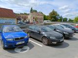 Na parkovišti za KOOPERATIVOU se změnilo dopravní značení. Každý kdo zde zaparkuje na vyznačeném parkování s parkovacím kotoučem by měl uvést čas zaparkování. Drtivá většina řidičů tuto povinnost ignoruje.