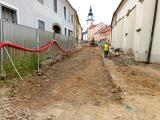 V Komenského ulici se již chystá položení finálních vrstev pod nové dláždění.