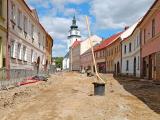 V Komenského ulici pokračuje příprava na položení finálních vrstev pod nové dláždění.