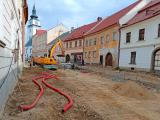 Máte-li na nohou lodičky nebo něco podobného, tak chůzi skrze ulici Komenského raději vynechejte.