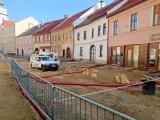 V Komenského ulici začali pracovat elektrikáři.