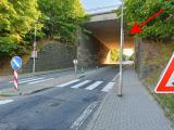 Dopravní značka před viaduktem PŘECHOD PRO CHODCE, upozorňuje spíše chodce místo řidičů vozidel...