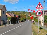 Při jízdě z Třebíčské ulice, vás hned dvě značky upozorní, že byste měli zpomalit na 30 km/h.