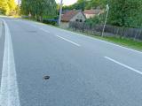 Elektro koloběžkáři zbystřete. Na Vrchovecké ulici hned na dvou místech chybí dekly na vozovce - zhruba pod dálničním mostem.