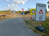 Železničáři pracují také na přejezdu k Benetínskému rybníku, který se nachází mezi Oslavicí a odbočkou na Baliny. Aktuálně je zcela neprůjezdný.