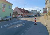 Možná si říkáte, proč je zakázáno zaparkovat na Sokolovské naproti prodejně nápojů? Propadl se v prostoru parkování poklop od komory kabelového vedení. Instalace nového poklopu by měla proběhnout příští týden.