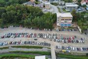 Centrální parkoviště ve Svitu zažívá menší přetlak a tak se vcelku pravidelně stává, že automobily zaparkované uprostřed mají problém opustit parkoviště.