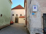U vjezdu ke staré synagoze se objevila nová dopravní značka.