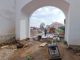 Dlaždiči pomalu postupují od Novosad k dolní bráně v Komenského ulici.