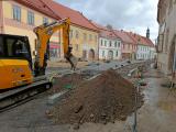 Práce na finálním povrchu v Komenského ulici pokračují směrem ke kostelu.