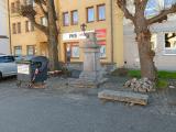 Na Hornoměstské ulici se vrací zrestaurovaná socha sv. Václava. Zhotovitel měl dle smlouvy provést dílo a řádně provedené dílo předat nejpozději do 30. října 2025, což se nepodařilo.