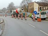 Na Novosadech se právě dokončuje napojení kanalizace. Po vytvrzení betonu semafory budou odstraněny.