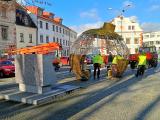 Technické služby začaly s instalací vánočního osvětlení v centru Velkého Meziříčí.
