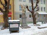 Moc dobře nepůsobí kontrast zrenovované sochy a nevzhledného kontejneru...
