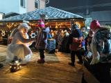 Zahájení adventu a rozsvícení vánočního stromu v Oslavici 2025. Nebeský andílek si odvezl košík plný dopisů pro Ježíška.
