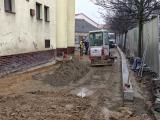 Na parkovišti U KOTVIČKY (Novosady) se již instalují obrubníky.