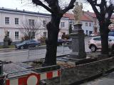 Pod sochou sv. Václava probíhají dokončovací práce.