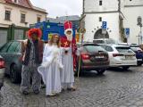 Čert, Mikuláš a anděl na náměstí ve Velkém Meziříčí.