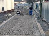 Dlaždiči už zahájili práce také na parkovišti u Kotvičky. Na místě jsou osazené obrubníky a postupně začíná pokládka žulové dlažby.